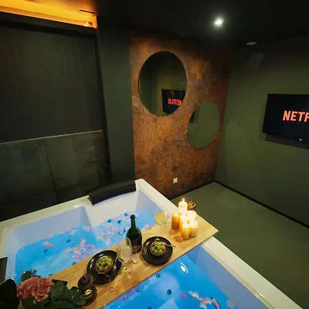 Under Sea Jacuzzi Privee 5 In Du Centre Vill Place De Stationnement Privee Possible